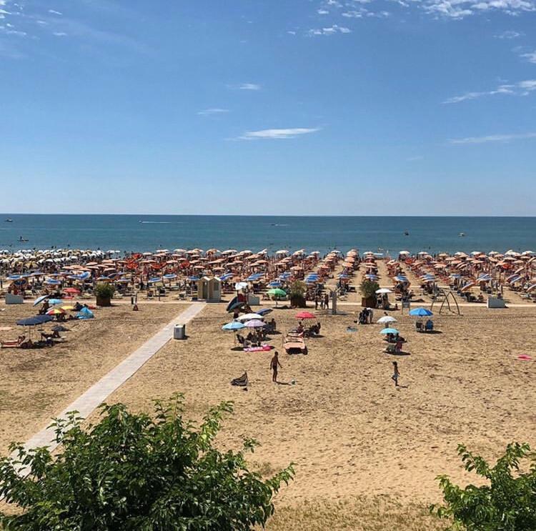 Hotel Karibe Бибионе Экстерьер фото